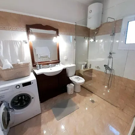 διωροφη μεζονετα-2km απο το κεντρο-iliana House Apartamento